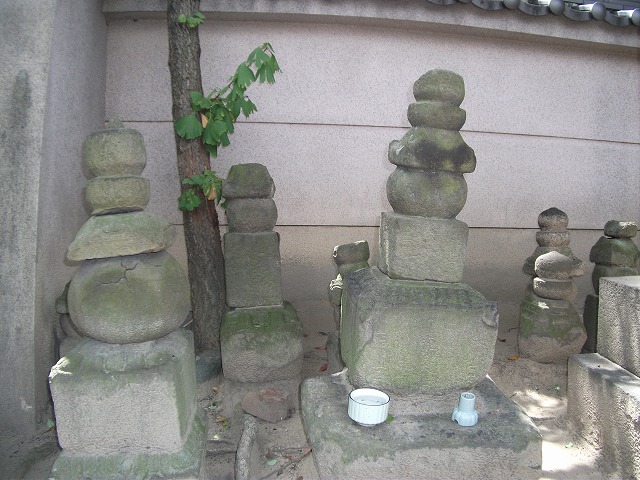 長慶、義継の墓