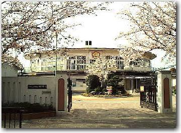 正門から円型校舎を望む。春には桜が、秋には紅葉が子どもたちを迎えてくれます。