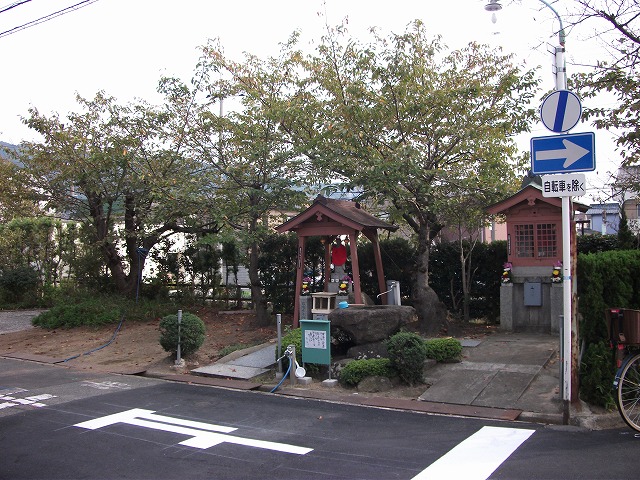 道沿いの公園の角にある