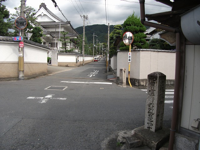 教興寺西四つ辻（信貴山道起点）