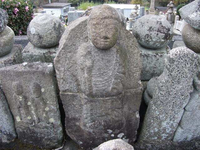 楽音寺墓地の薬師石仏