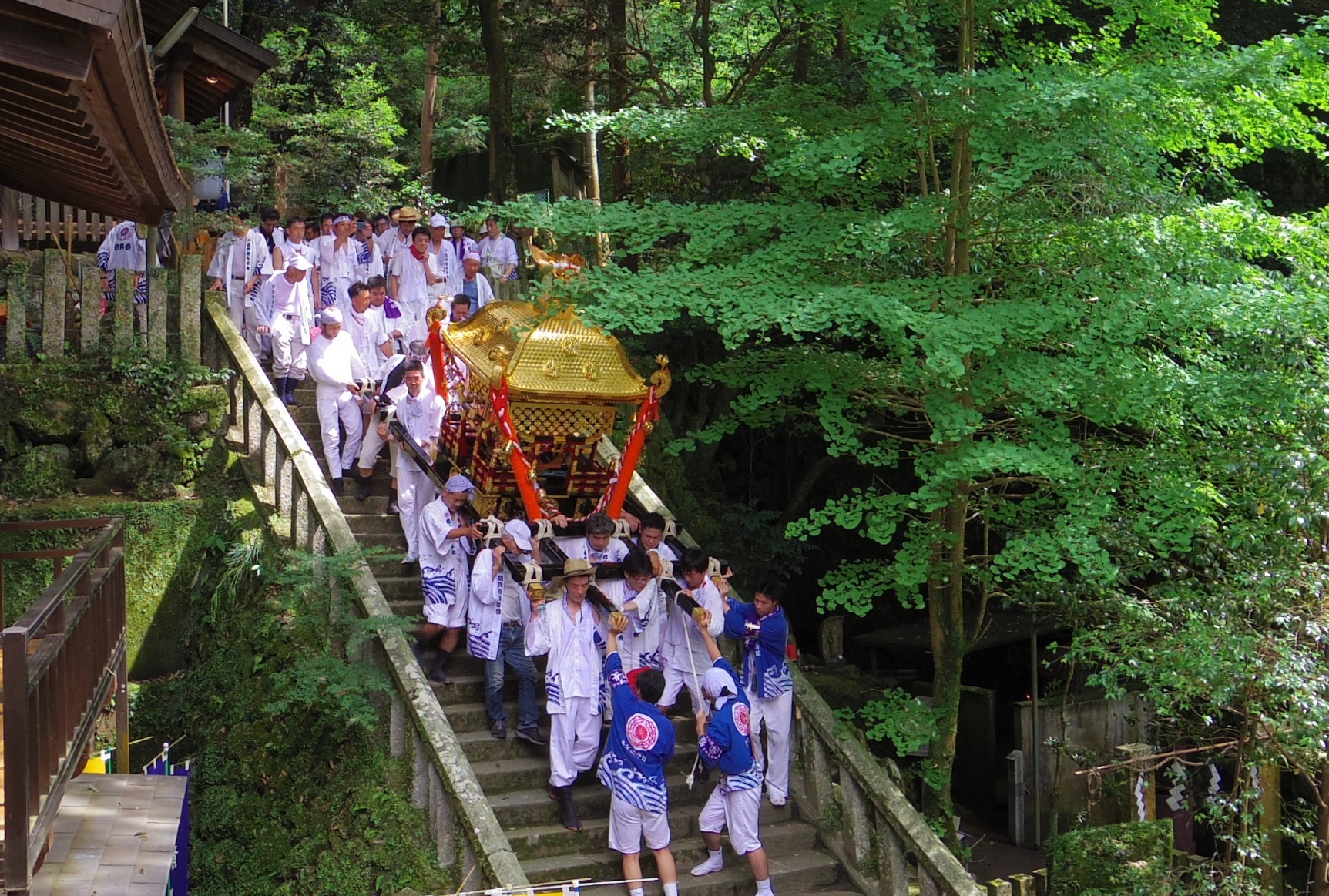 八尾の祭りは教興寺地区からはじまります。